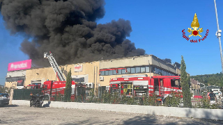 Ancona - Incendio capannone: chiuse alcune attività della Baraccola